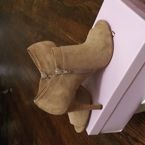 Audrey Brooke tan suede booties - Picture 3 of 3